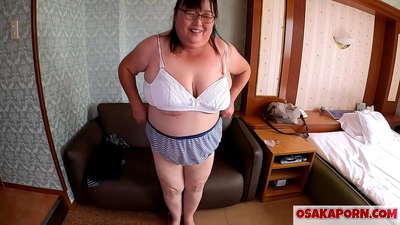 Тоўстая японская мама паказвае свае велізарныя цыцкі і атрымлівае асалоду ад сэкс-цацкай. 51-гадовая мама-азіятка распавядае пра свой сэксуальны досвед. Юкіко 1 АСАКАПОРН тлустая мамаша